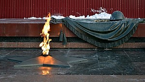 Mộ chiến sĩ vô danh tại Moscow với ngọn lửa bất diệt trên quảng trường đỏ